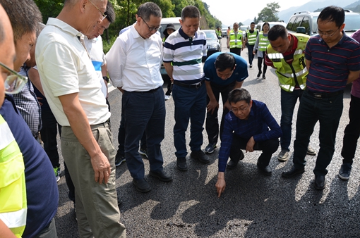 川高公司总经理王孝国一行检查绵广高速路面维修施工 (3).jpg