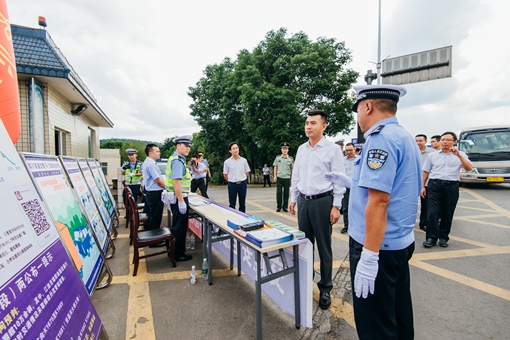 绵阳市市长刘超视察绵广高速节前保通保稳定工作.jpg