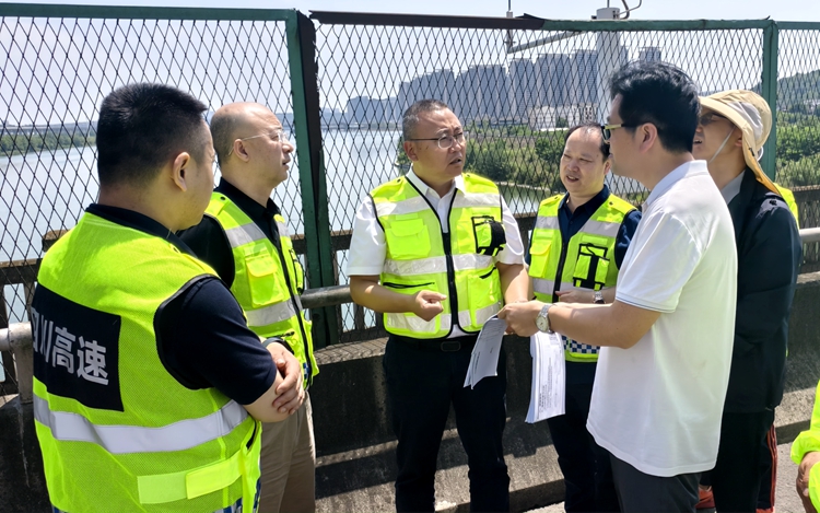 川高公司副总经理仇宁涛现场调研G5京昆高速公路绵广磨沙段斜拉桥涪江四桥运行状况