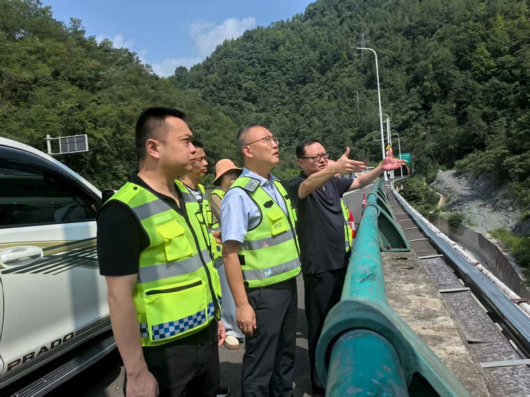 川高公司副总经理仇宁涛一行赴广甘高速公路开展安全包保检查 -7.17（挂网.jpg
